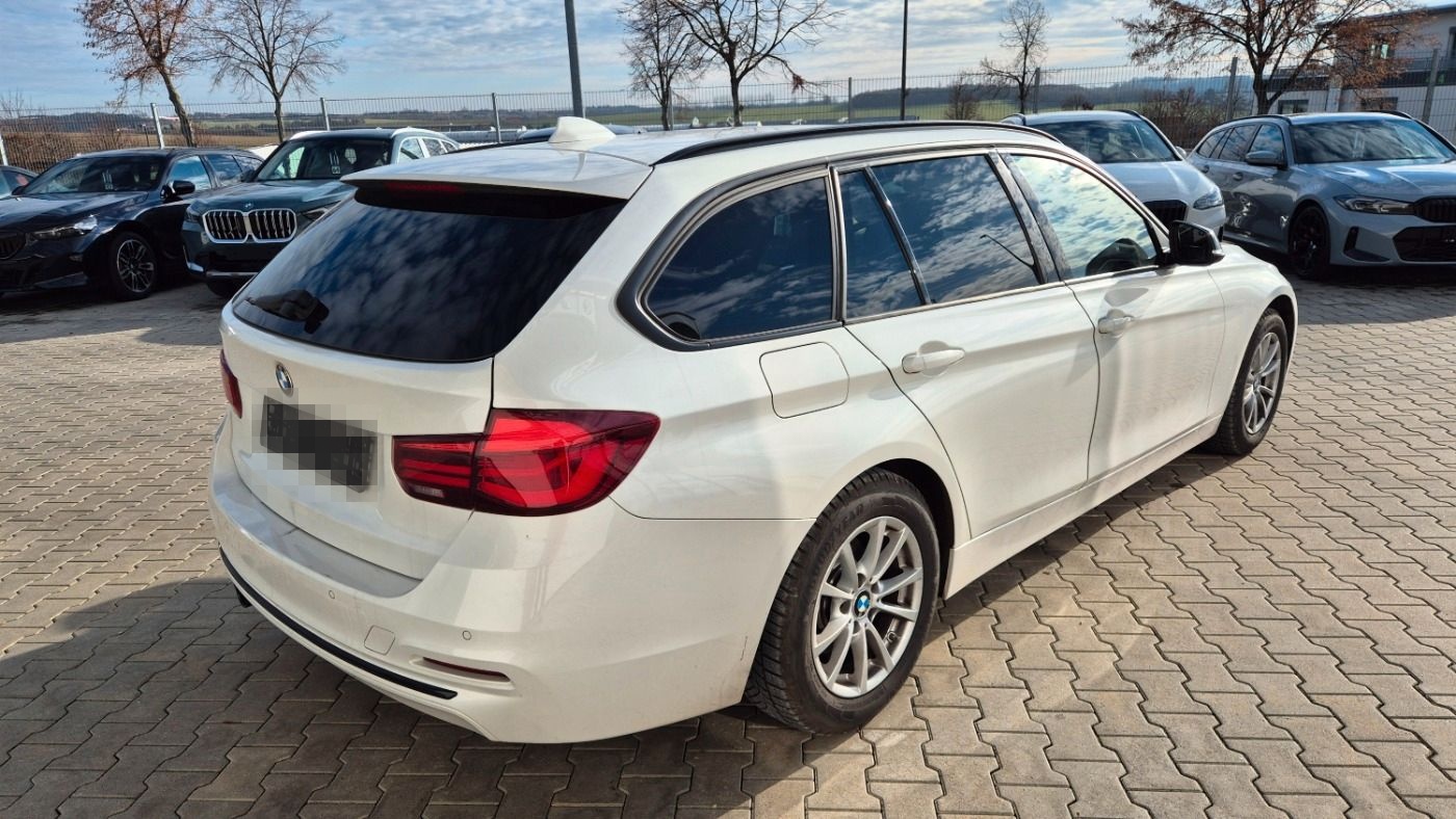 BMW 320i Touring Aut. Sport Line LED Navi Tempomat foto 3
