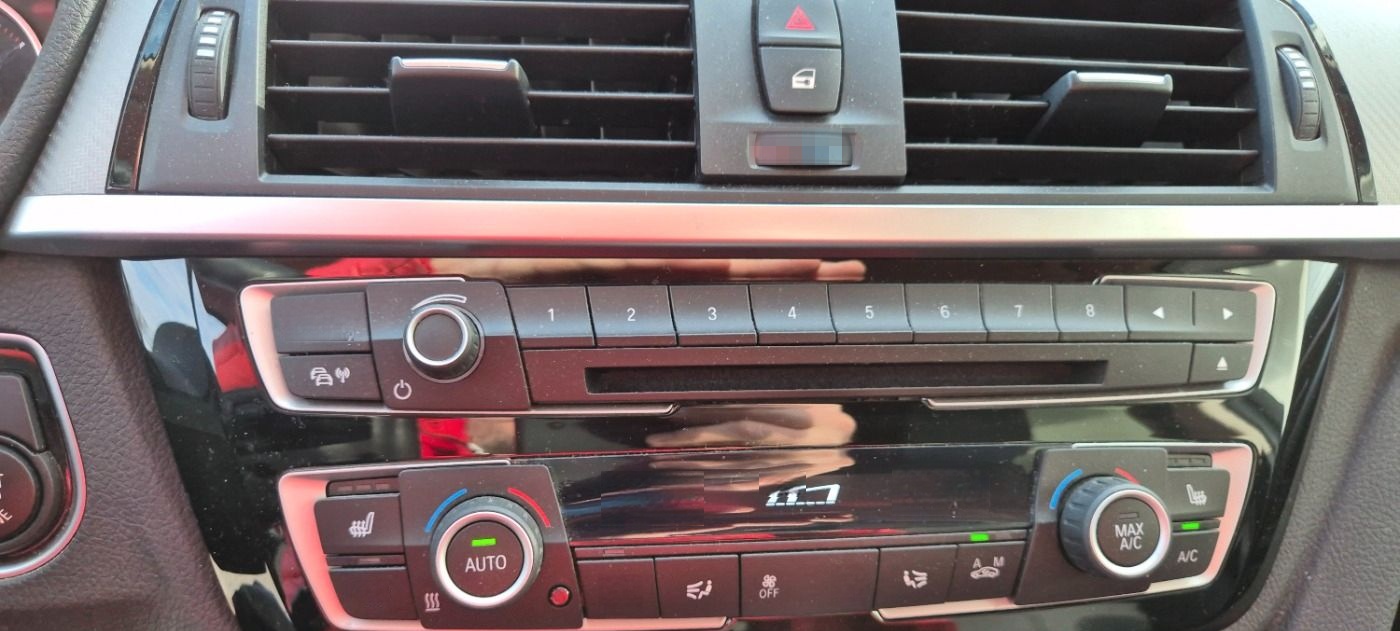 BMW 320i Touring Aut. Sport Line LED Navi Tempomat foto 9
