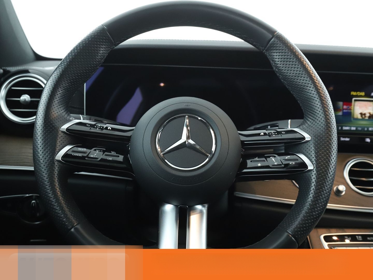 Mercedes-Benz E 220 d T 4Matic AMG Line Aut.*360*PANO foto 19