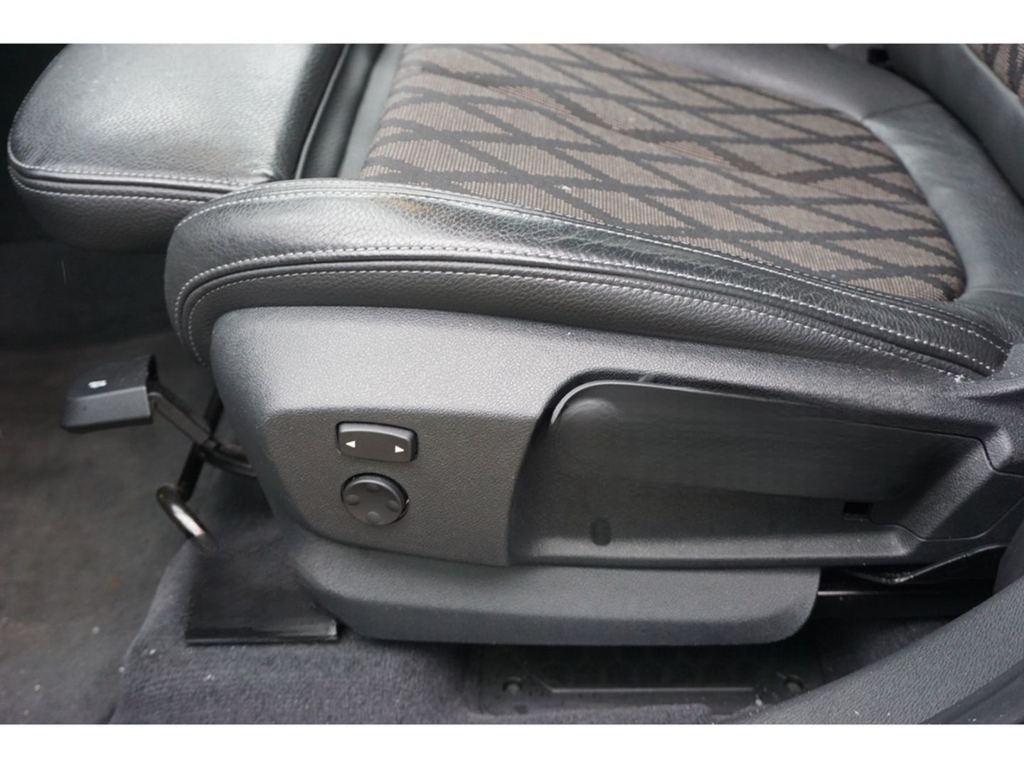 BMW X1 xDrive20i xLine Aut. Navi LED SHZ HiFi el.Hec foto 15