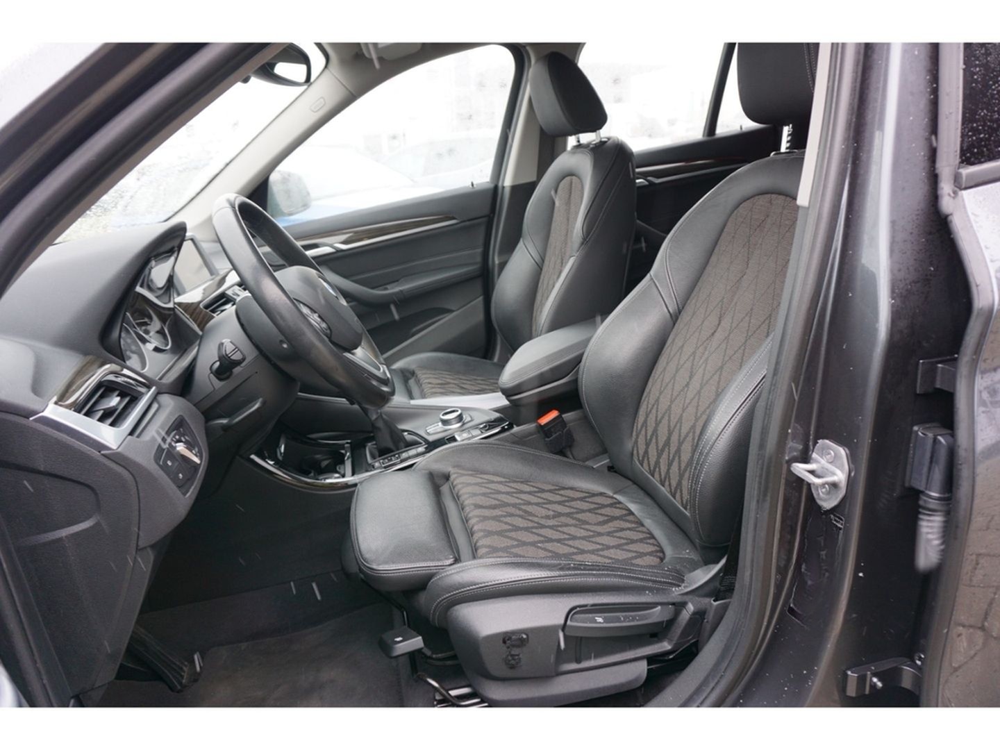 BMW X1 xDrive20i xLine Aut. Navi LED SHZ HiFi el.Hec foto 17