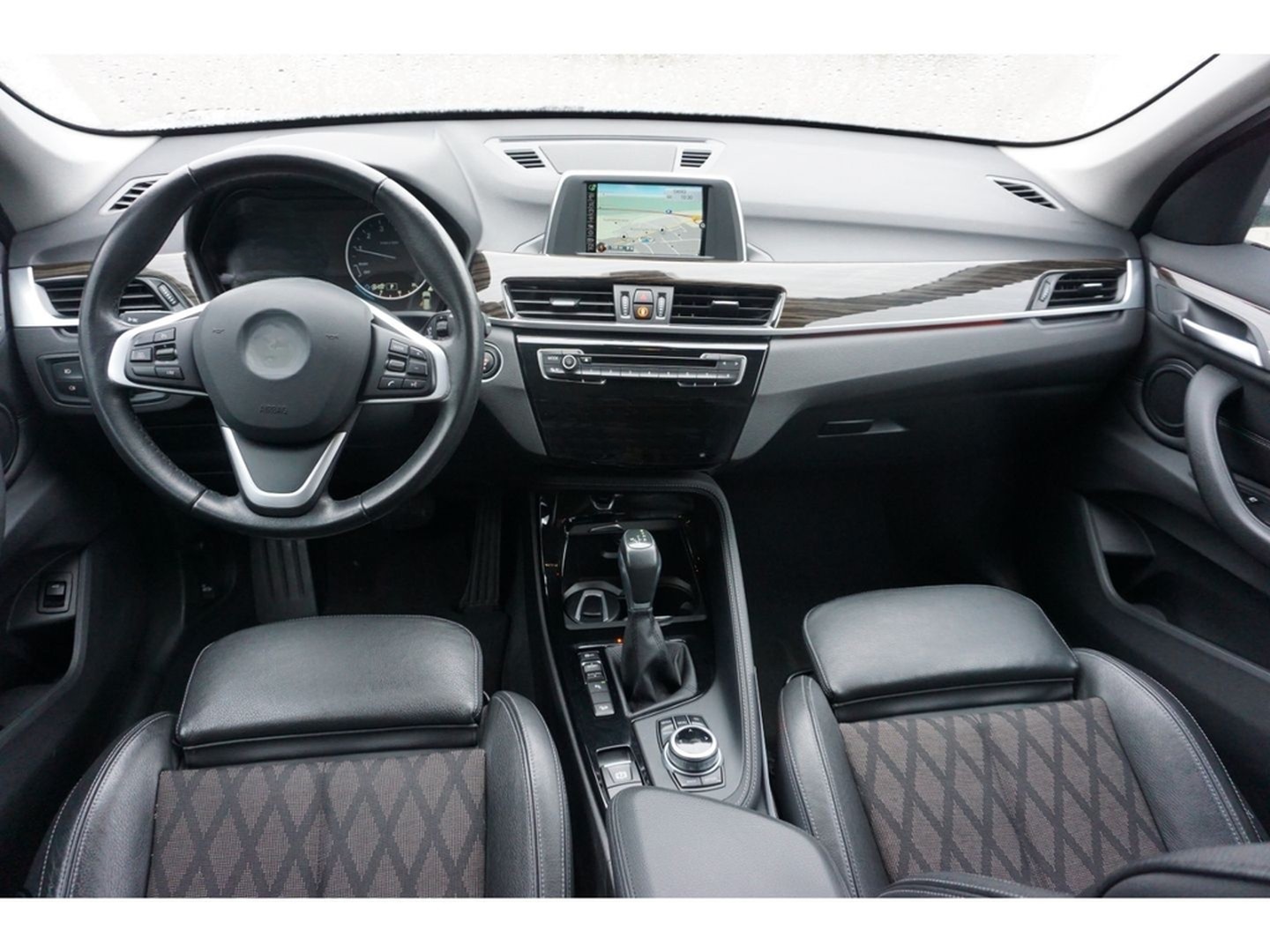 BMW X1 xDrive20i xLine Aut. Navi LED SHZ HiFi el.Hec foto 4