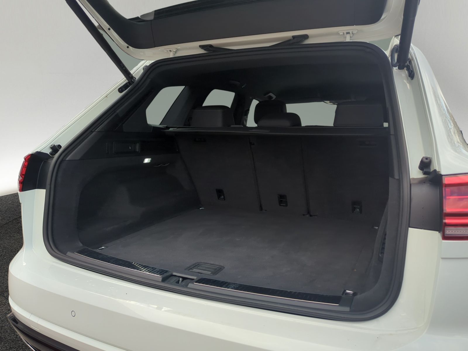 Volkswagen Touareg R-LINE 3.0 V6 TDI 4M LEDER NAV LED KAM foto 6