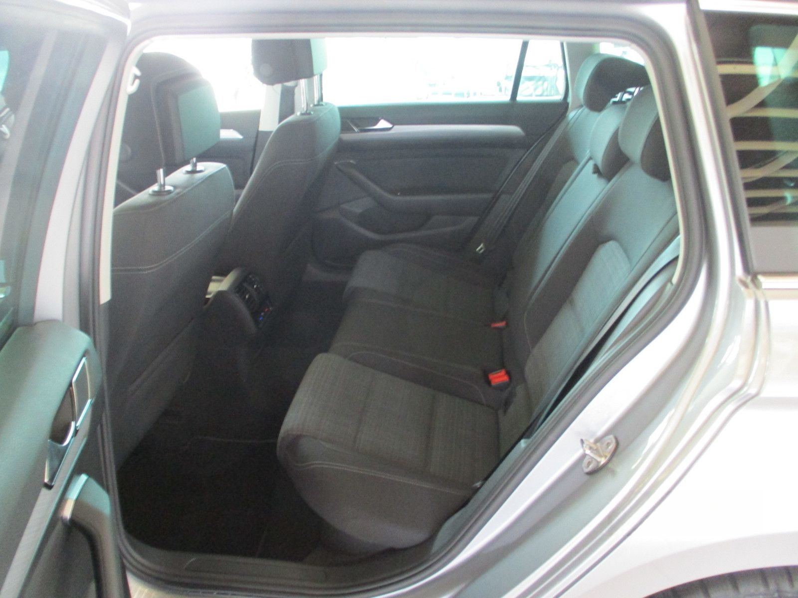 Volkswagen Passat Variant Business 1,5 TSI DSG /AHZV Navi foto 7