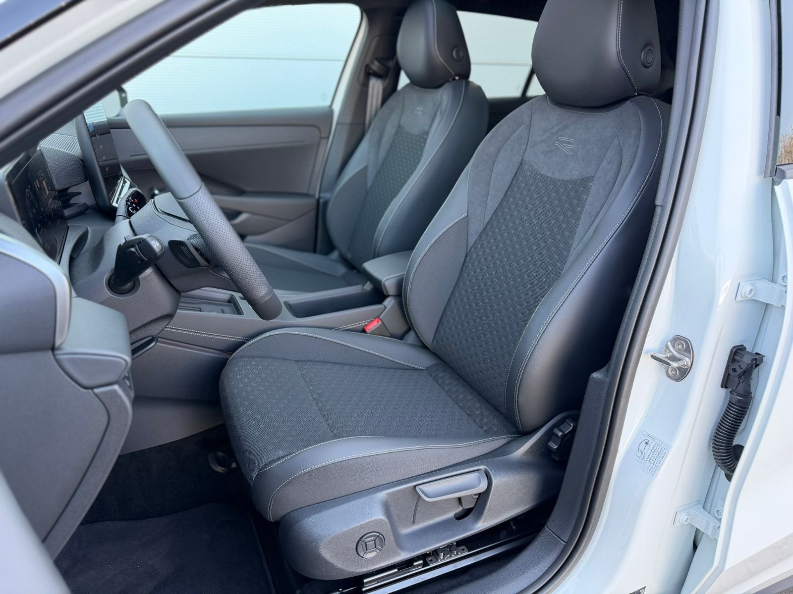 Volkswagen T-Roc R-Line 1.5 eTSI DSG AHK MATIX PANO foto 12