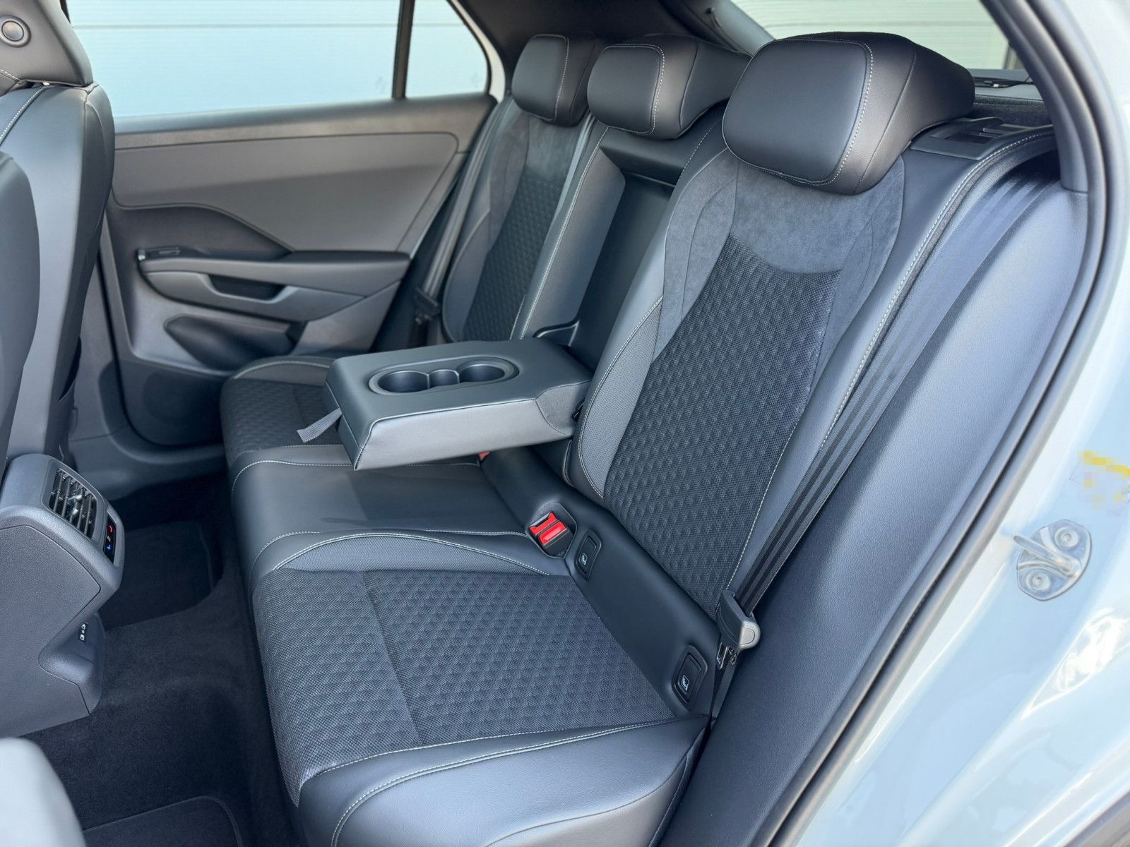 Volkswagen T-Roc R-Line 1.5 eTSI DSG AHK MATIX PANO foto 13