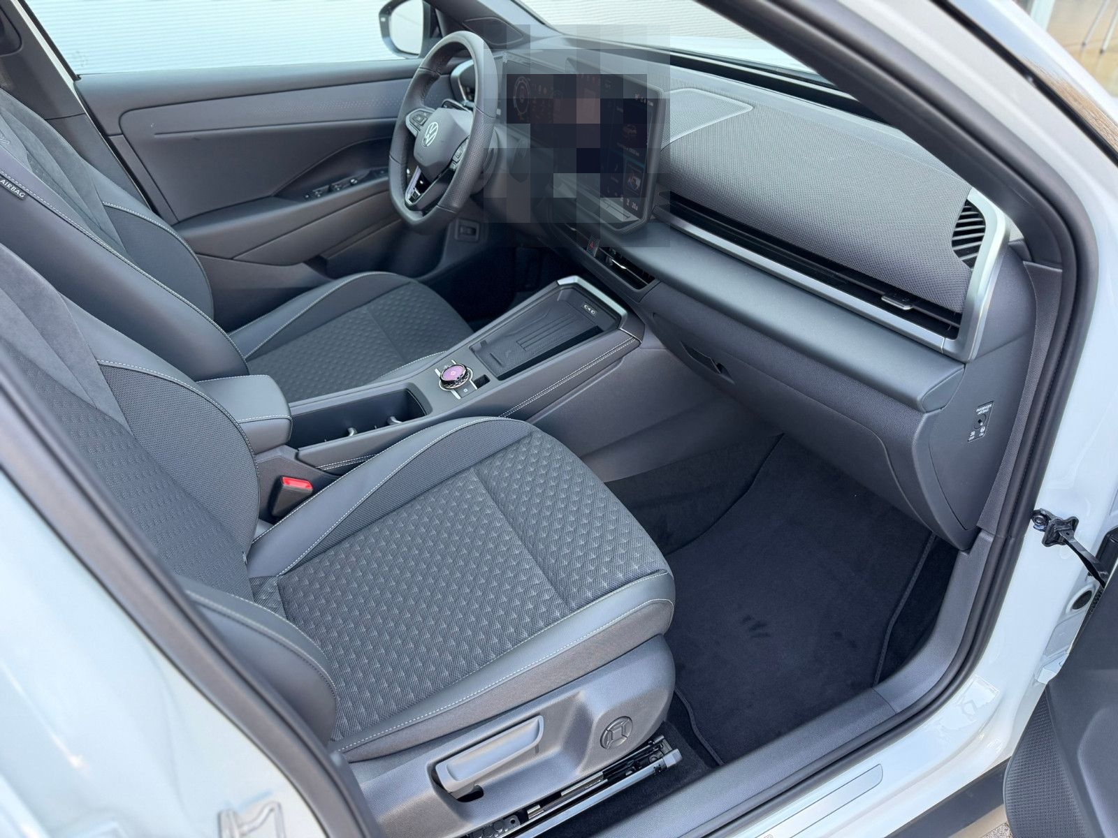 Volkswagen T-Roc R-Line 1.5 eTSI DSG AHK MATIX PANO foto 15