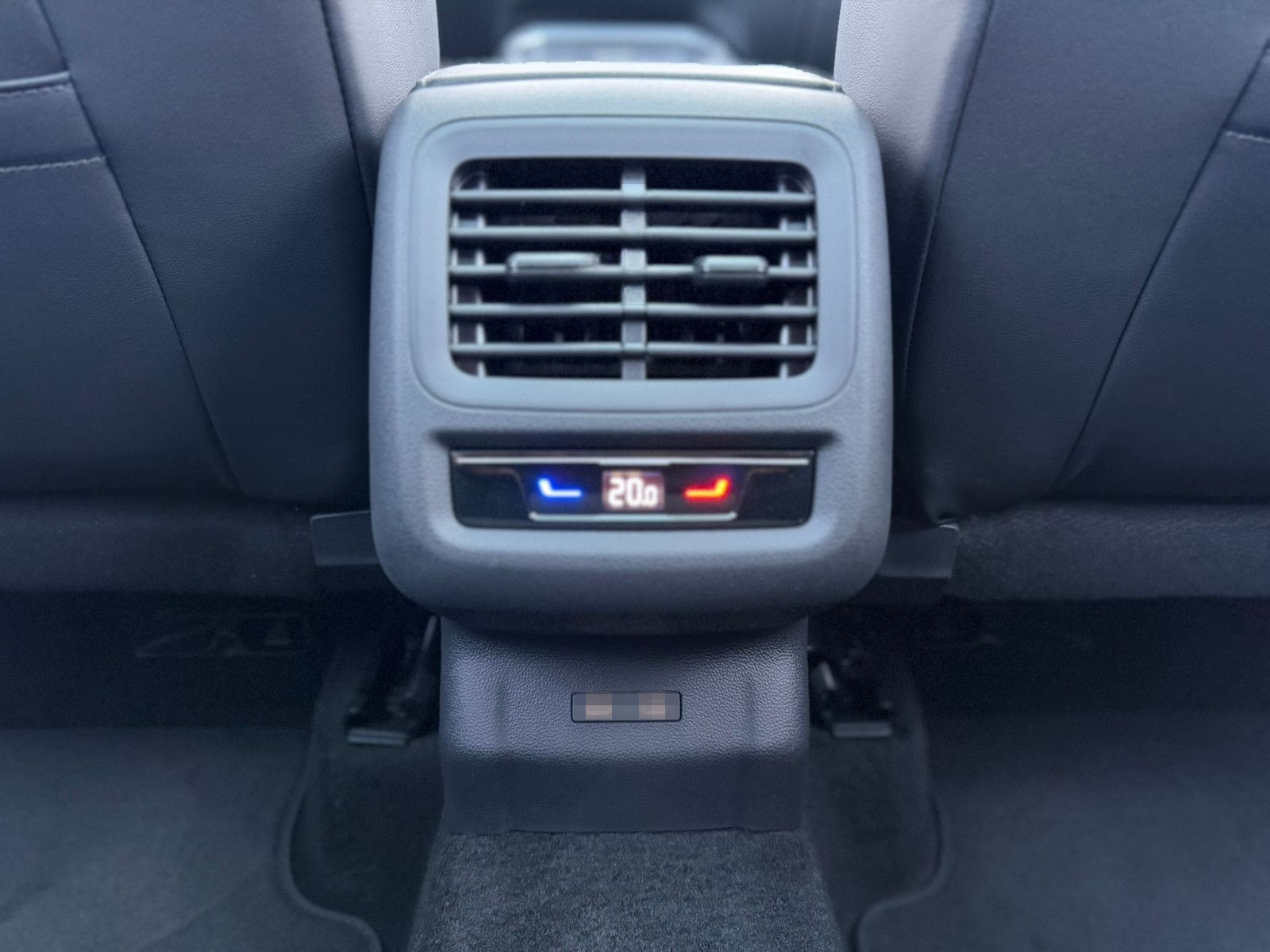 Volkswagen T-Roc R-Line 1.5 eTSI DSG AHK MATIX PANO foto 18