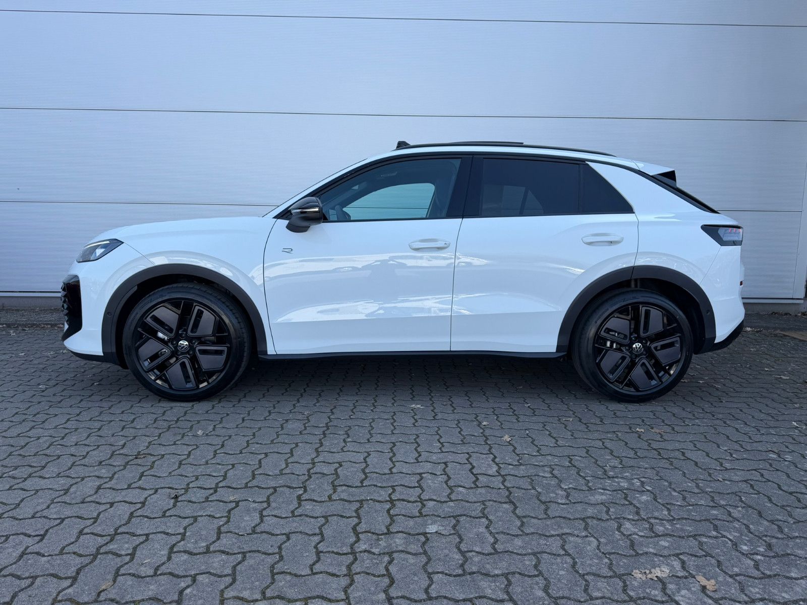 Volkswagen T-Roc R-Line 1.5 eTSI DSG AHK MATIX PANO foto 4