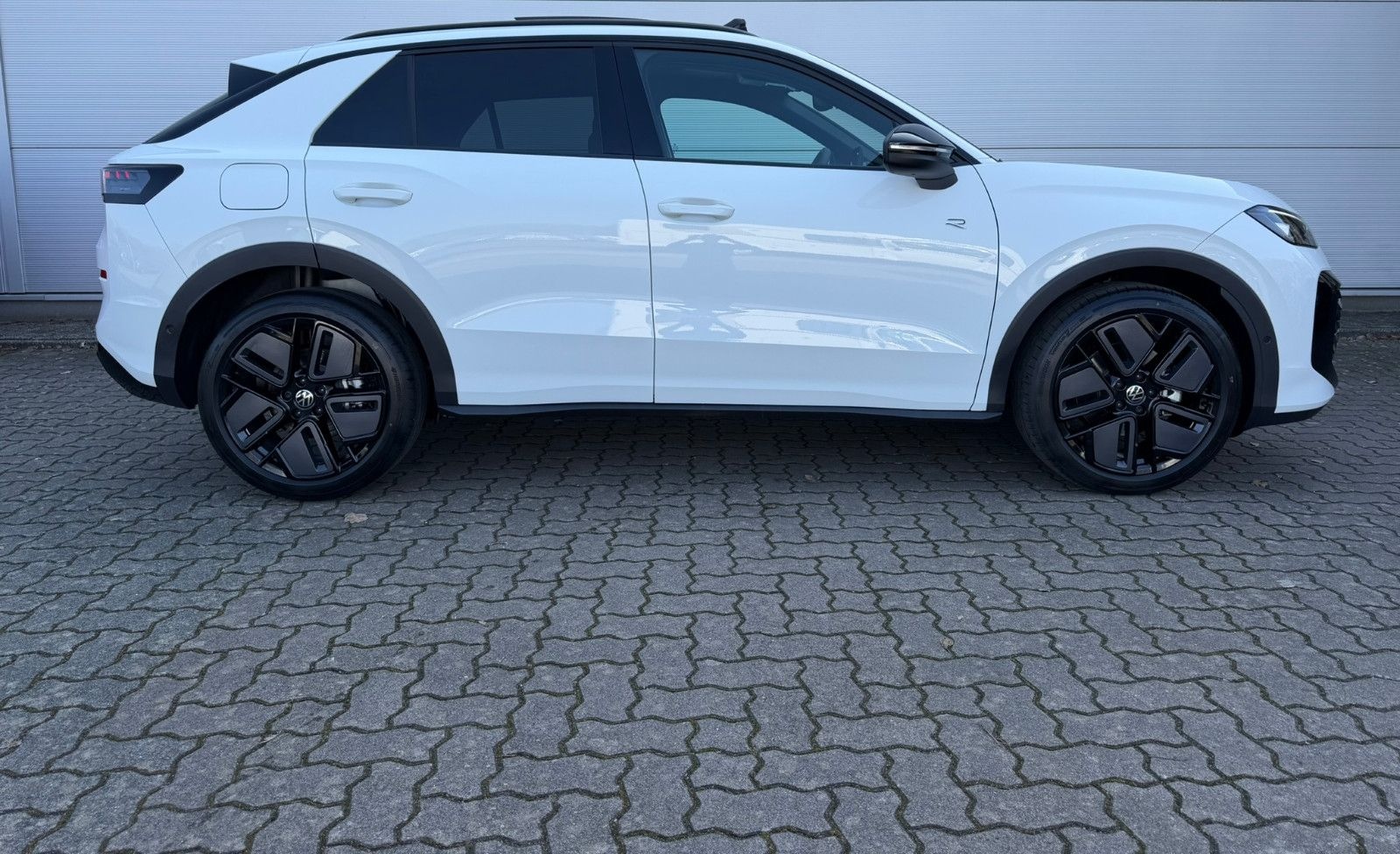Volkswagen T-Roc R-Line 1.5 eTSI DSG AHK MATIX PANO foto 6