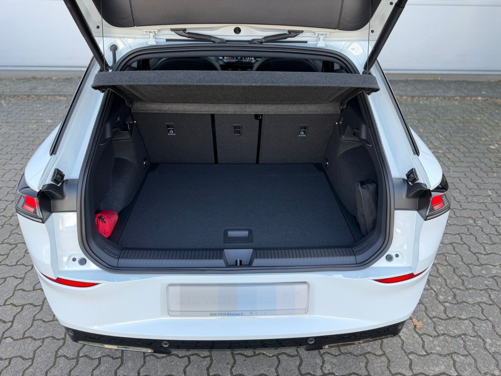 Volkswagen T-Roc R-Line 1.5 eTSI DSG AHK MATIX PANO foto 8