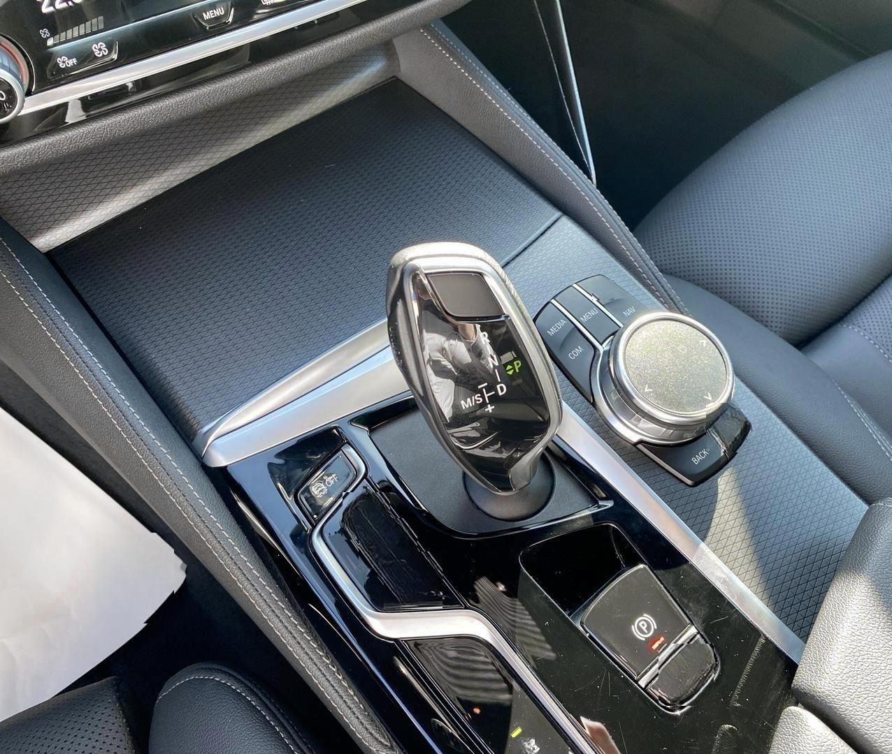 BMW 520 i M Sport HUD Luft AHK Navi Memory Sitze Sou foto 13