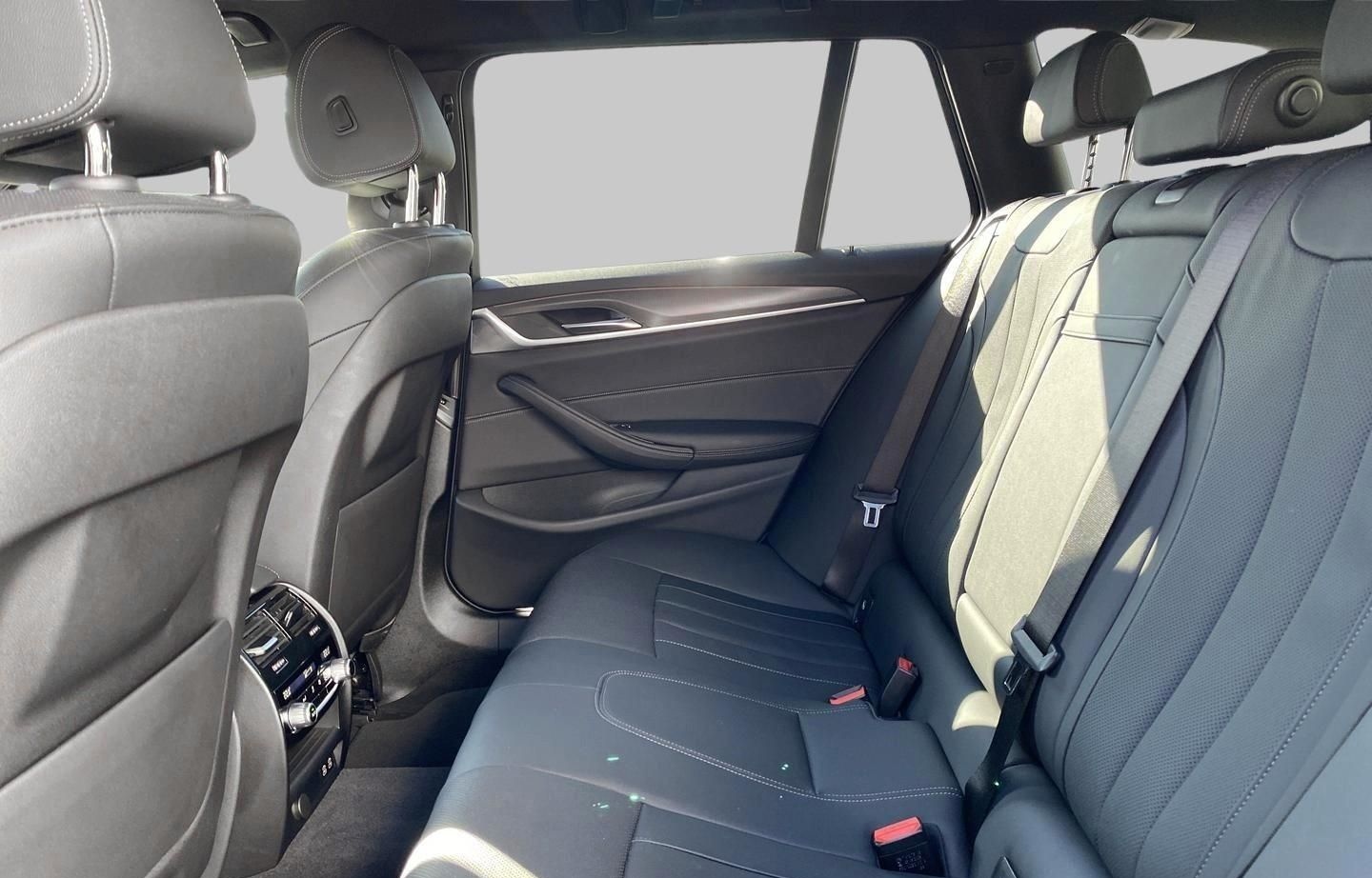 BMW 520 i M Sport HUD Luft AHK Navi Memory Sitze Sou foto 8