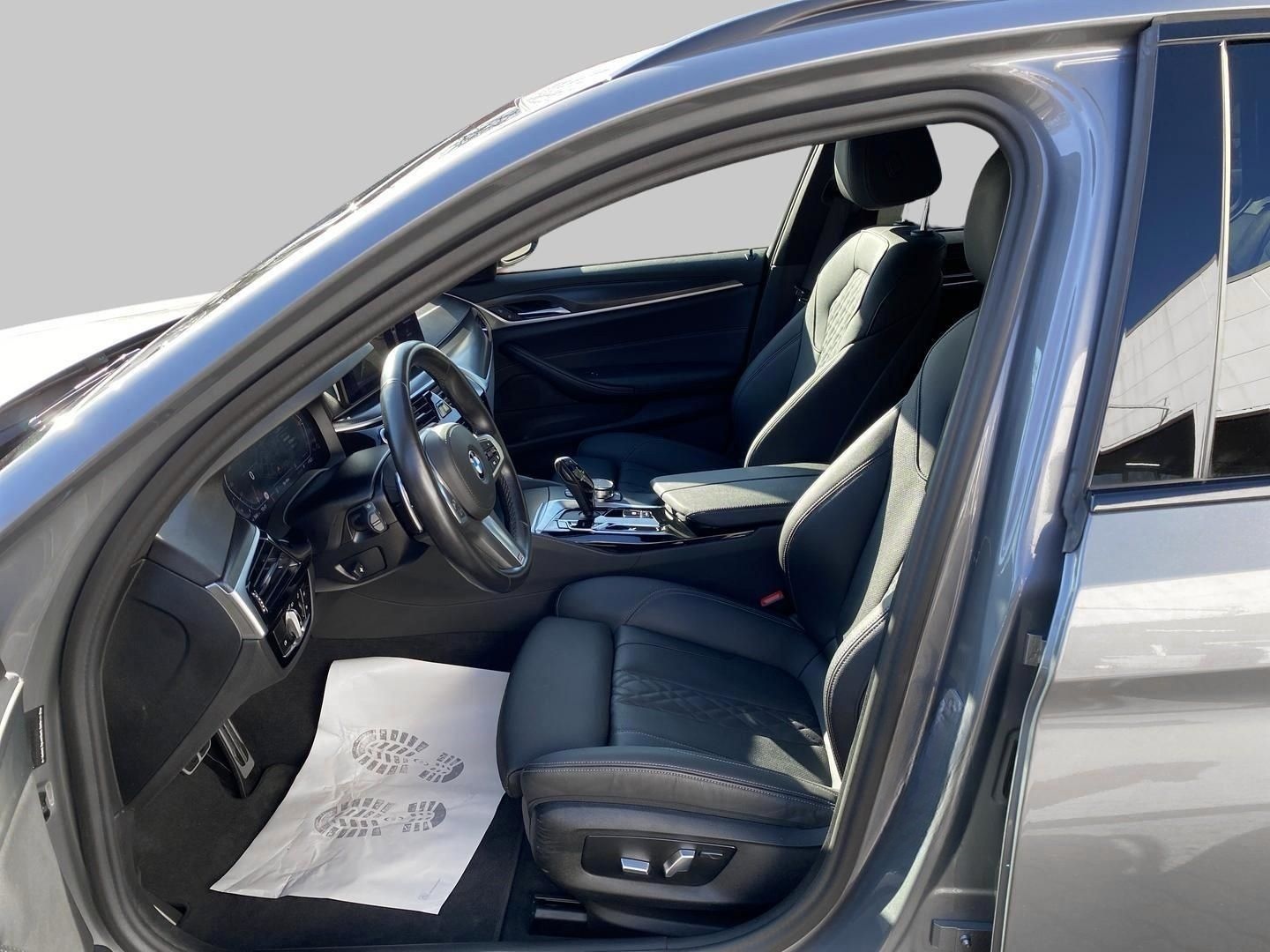 BMW 520 i M Sport HUD Luft AHK Navi Memory Sitze Sou foto 9