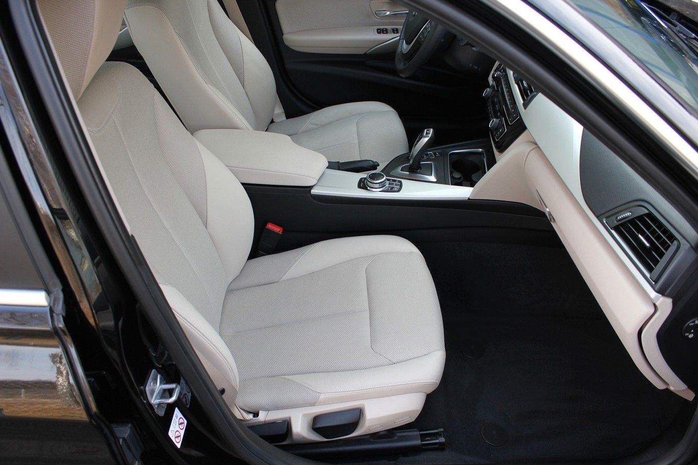 BMW 330iA Advantage -Navi-t.Leder-AHK-LM18"-1.Hand foto 7