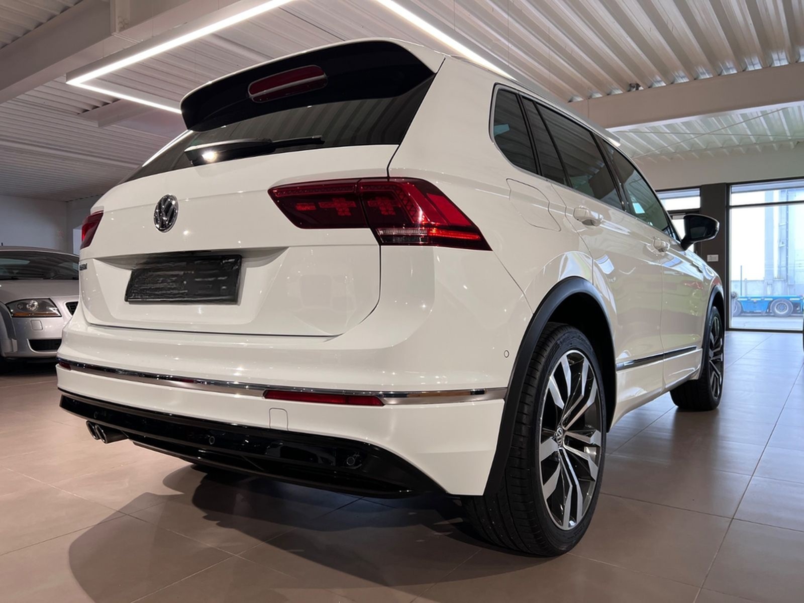 Volkswagen Tiguan 2.0TSI DSG 4MOTION Highline R-LINE 1.HAND foto 18