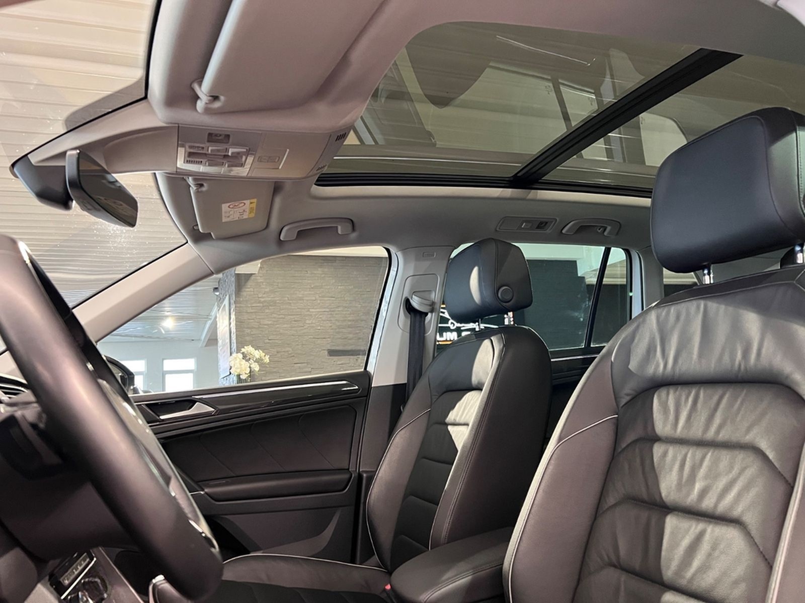 Volkswagen Tiguan 2.0TSI DSG 4MOTION Highline R-LINE 1.HAND foto 25