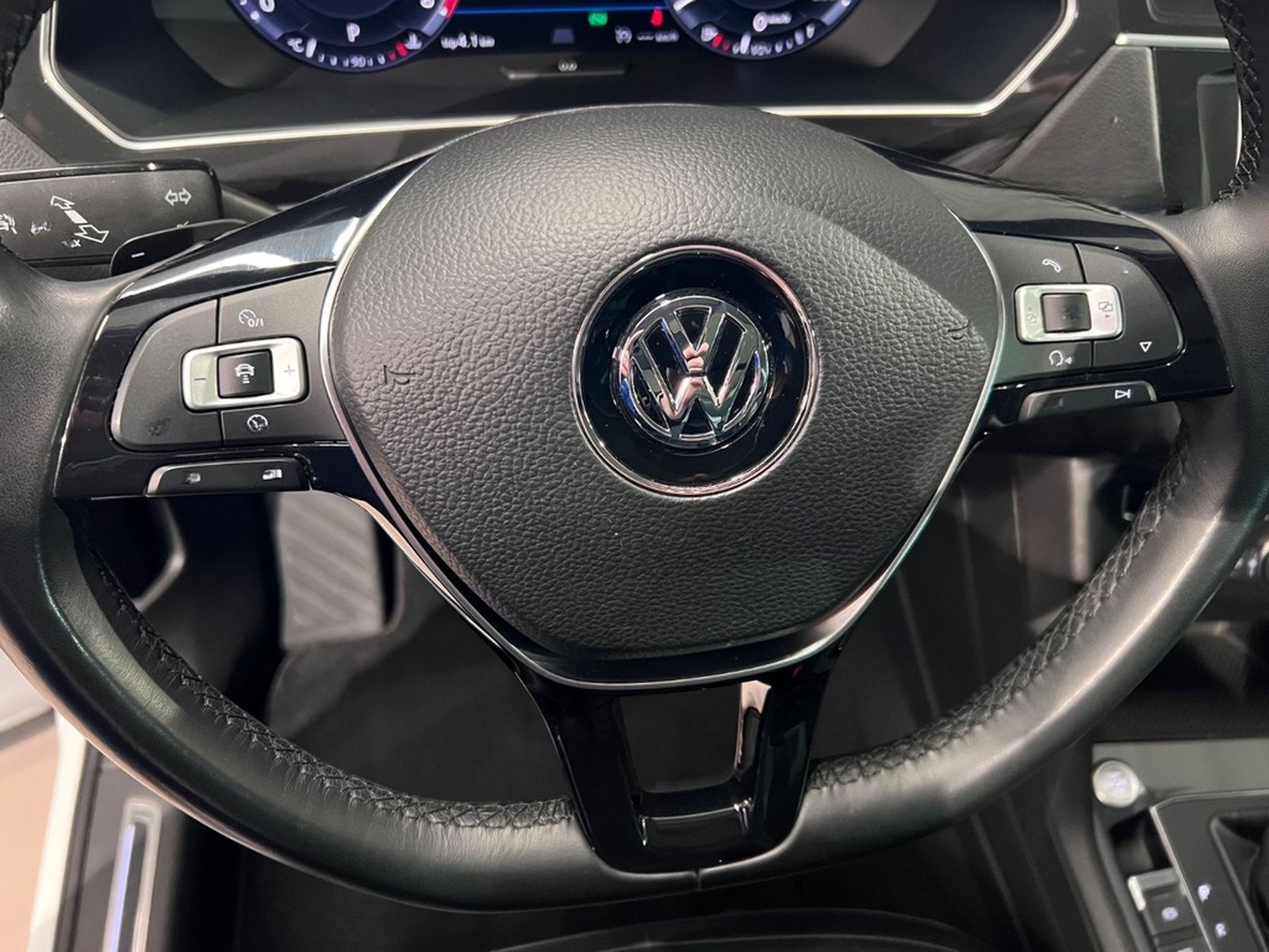 Volkswagen Tiguan 2.0TSI DSG 4MOTION Highline R-LINE 1.HAND foto 31