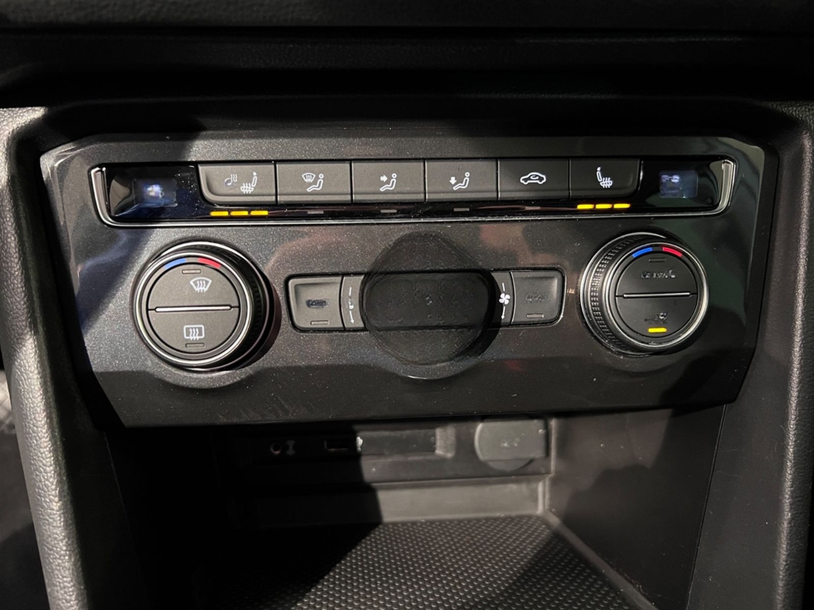 Volkswagen Tiguan 2.0TSI DSG 4MOTION Highline R-LINE 1.HAND foto 32