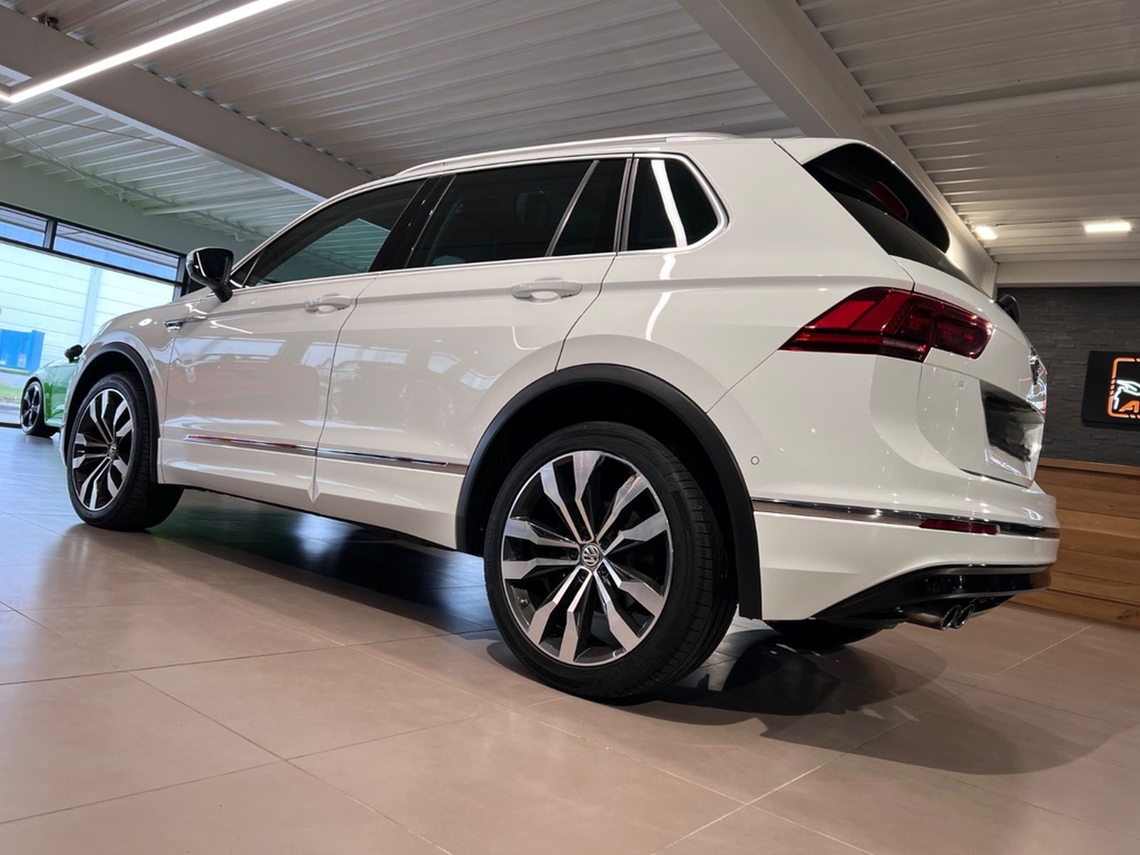 Volkswagen Tiguan 2.0TSI DSG 4MOTION Highline R-LINE 1.HAND foto 5