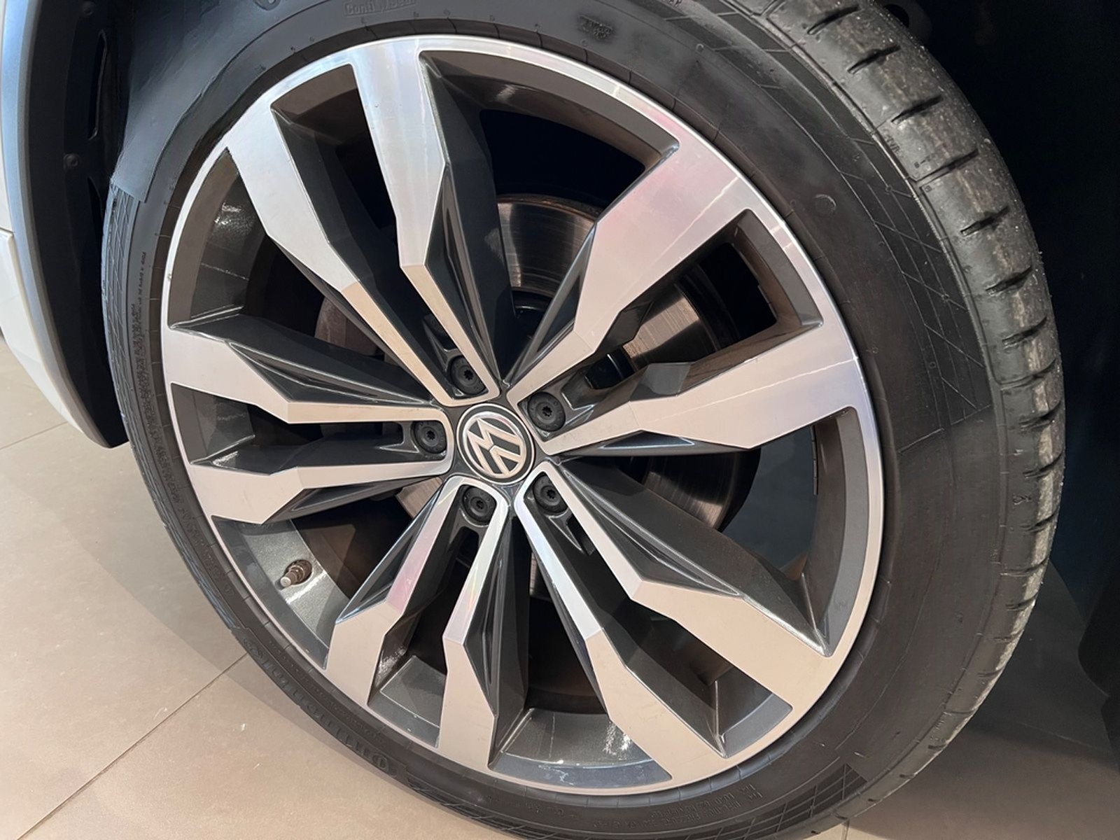 Volkswagen Tiguan 2.0TSI DSG 4MOTION Highline R-LINE 1.HAND foto 46