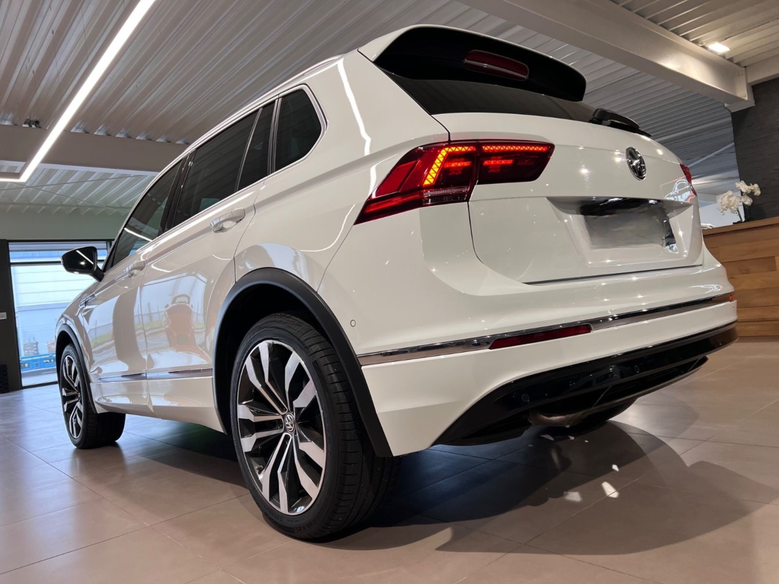 Volkswagen Tiguan 2.0TSI DSG 4MOTION Highline R-LINE 1.HAND foto 6
