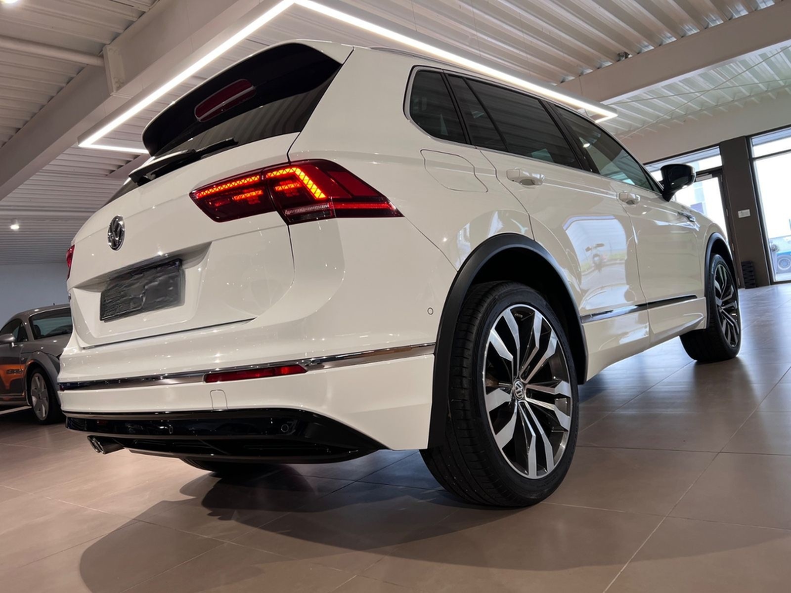 Volkswagen Tiguan 2.0TSI DSG 4MOTION Highline R-LINE 1.HAND foto 8