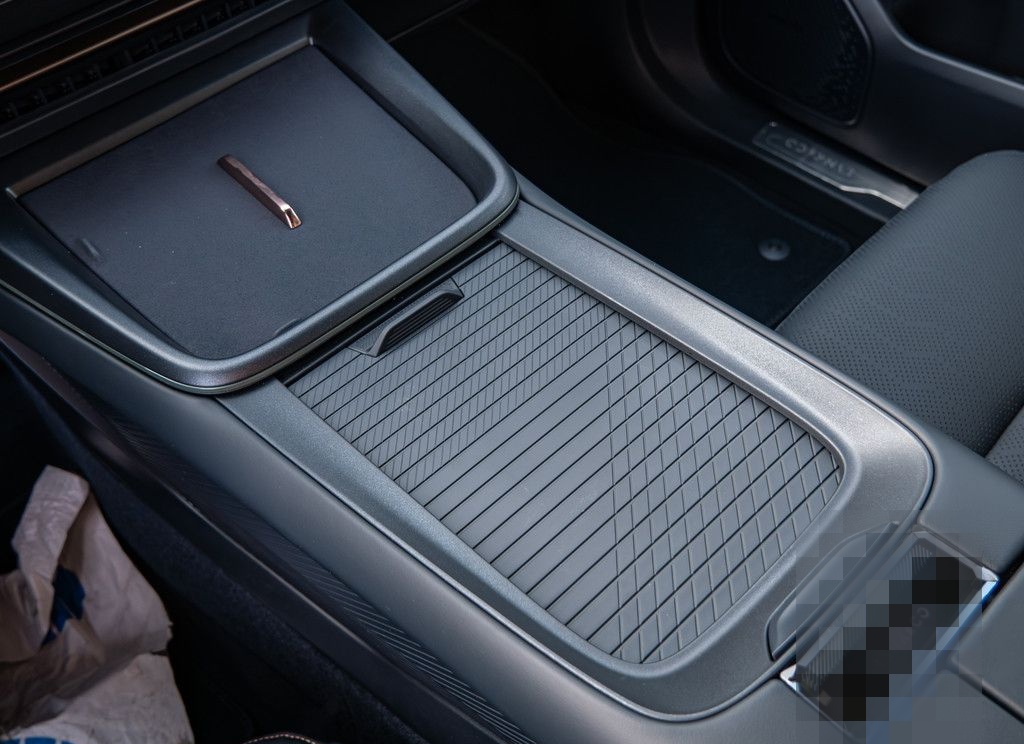 Lynk&Co 08 Plug-In Hybrid More Massage HK 21" foto 12