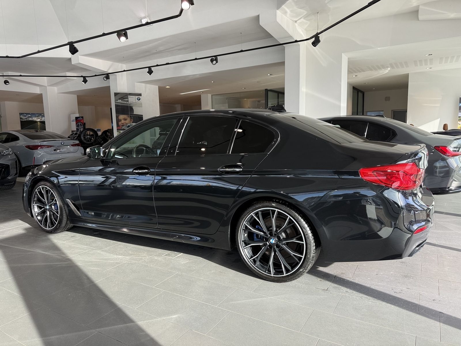 BMW M550i xDrive Limousine Ferngesteuertes Parken foto 4