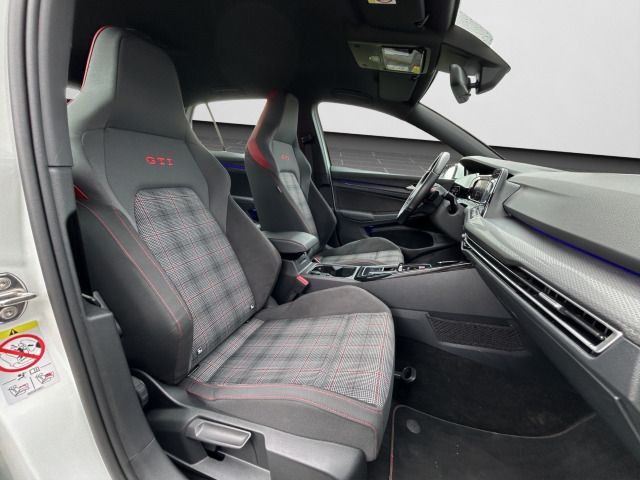 Volkswagen Golf VIII GTI 2.0 TSI DSG CARPLAY DAB PDC LED+ foto 4
