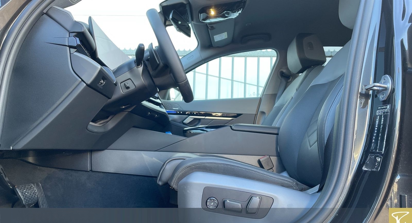 BMW 520d xDrive Lim DrAss+,Stdhz,HUD,adLED,HiFi foto 4