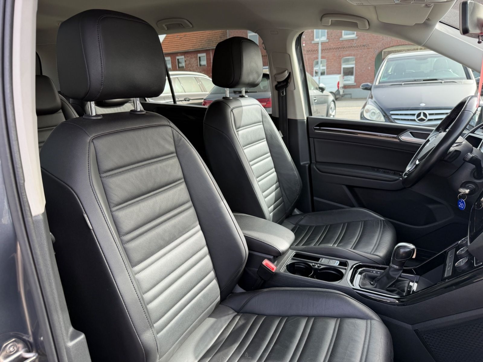 Volkswagen Touran Highline DSG LED AHK ACC LED KAMERA LEDER foto 16