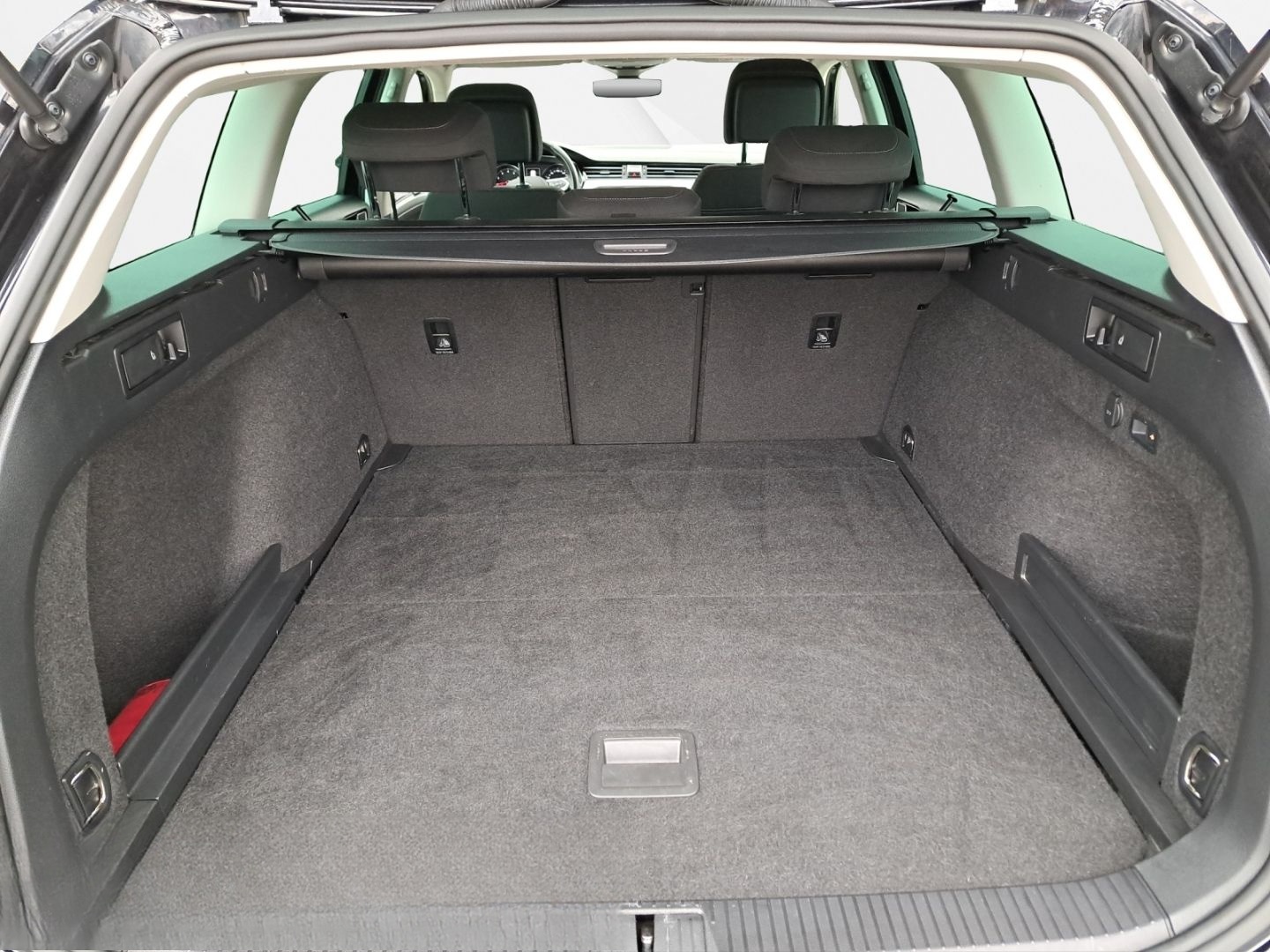 Volkswagen Passat Variant 1.5 TSI DSG LED AHK NAVI 16 ACC foto 9