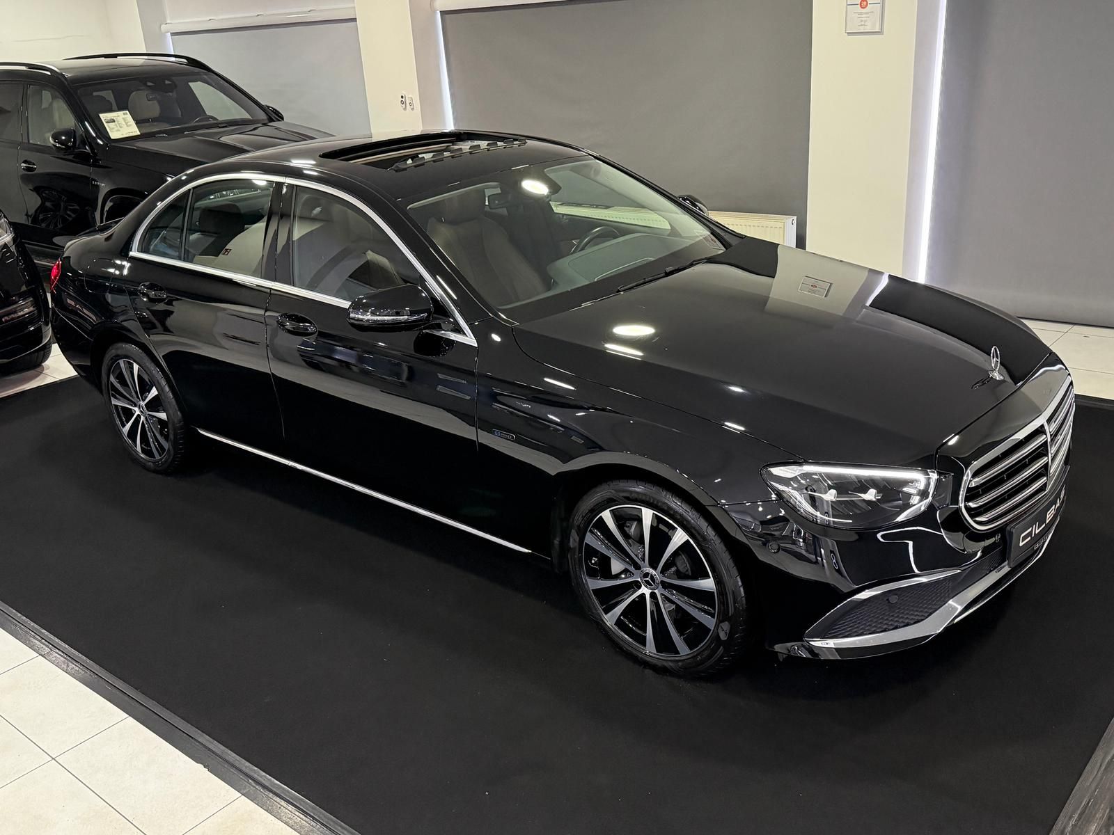 Mercedes-Benz E 300 e *LEDER-BRAUN*KAM*TOTW*SHZ*GSD*AMBIENTE* foto 4