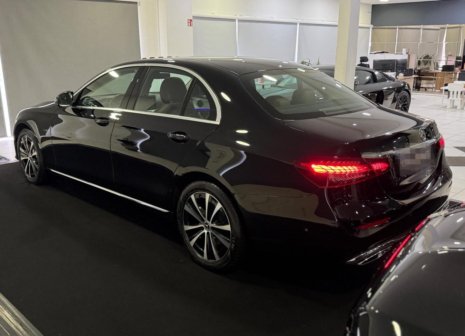 Mercedes-Benz E 300 e *LEDER-BRAUN*KAM*TOTW*SHZ*GSD*AMBIENTE* foto 9