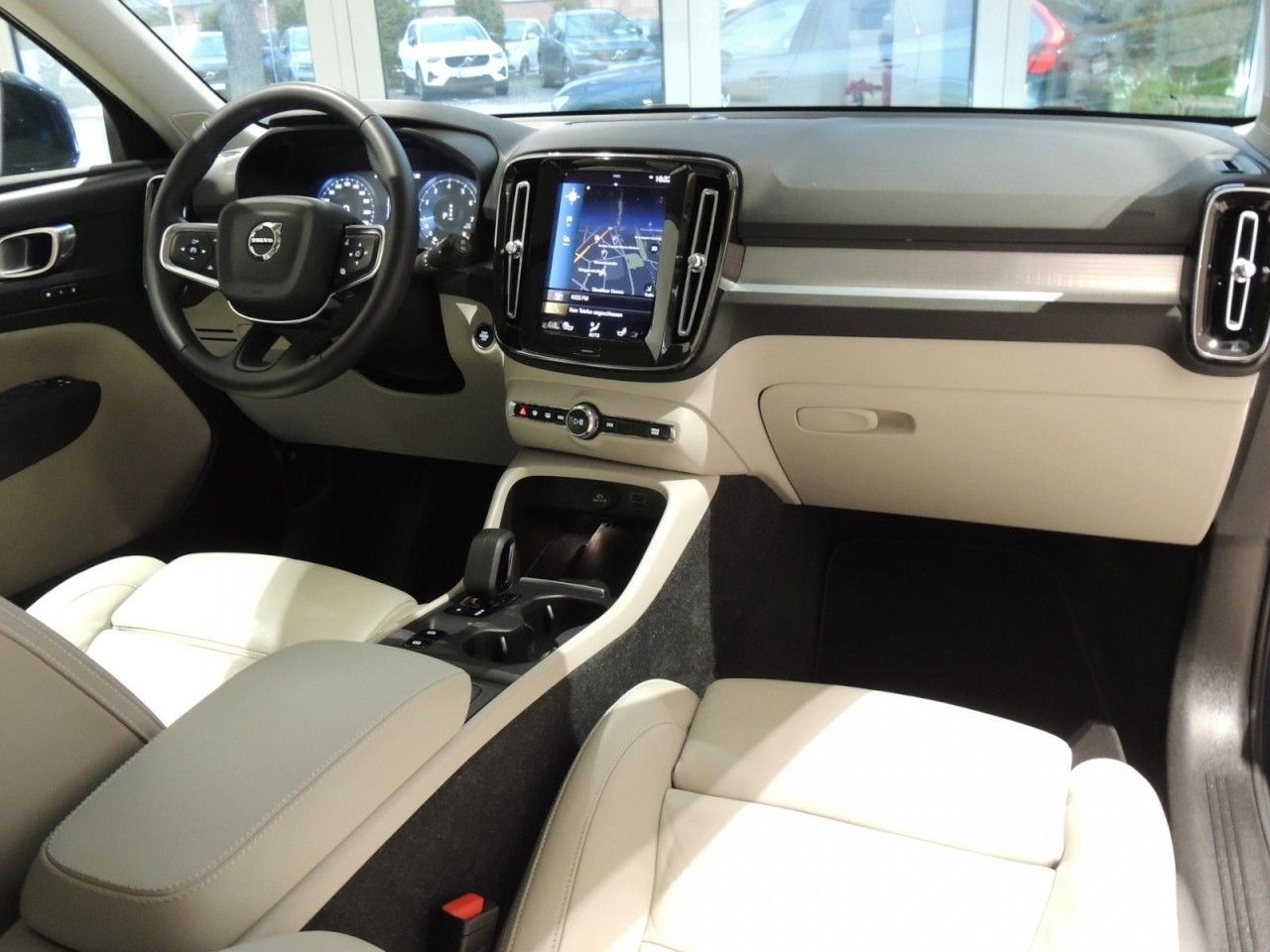 Volvo XC40 T3 2WD Momentum Pro Klima Navi Leder foto 2