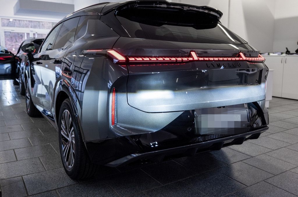 Lynk&Co 08 1.5 T PHEV 257 kW Core SHZ W-LAN ACC LED PANO foto 4