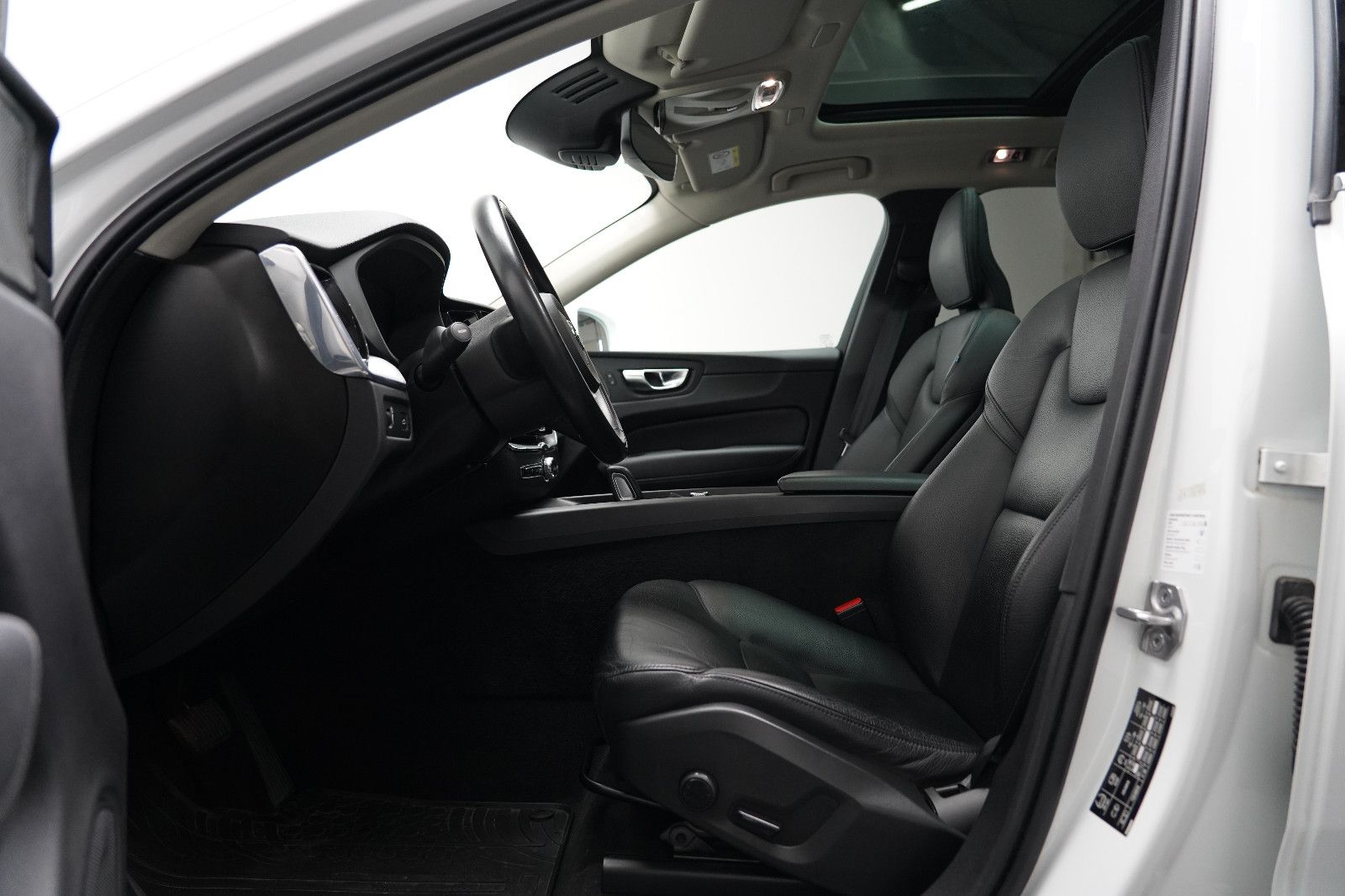 Volvo XC60 B4 D AWD MomentumPro R-Kamera H&K PANO DAB foto 16