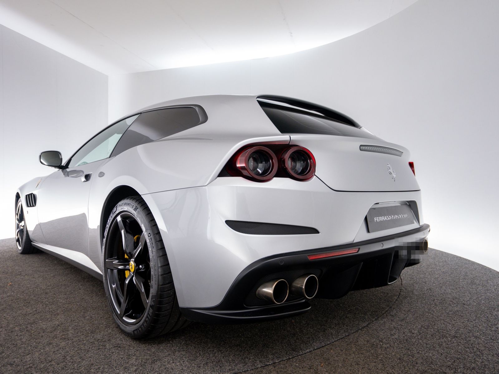 Ferrari GTC4Lusso foto 7