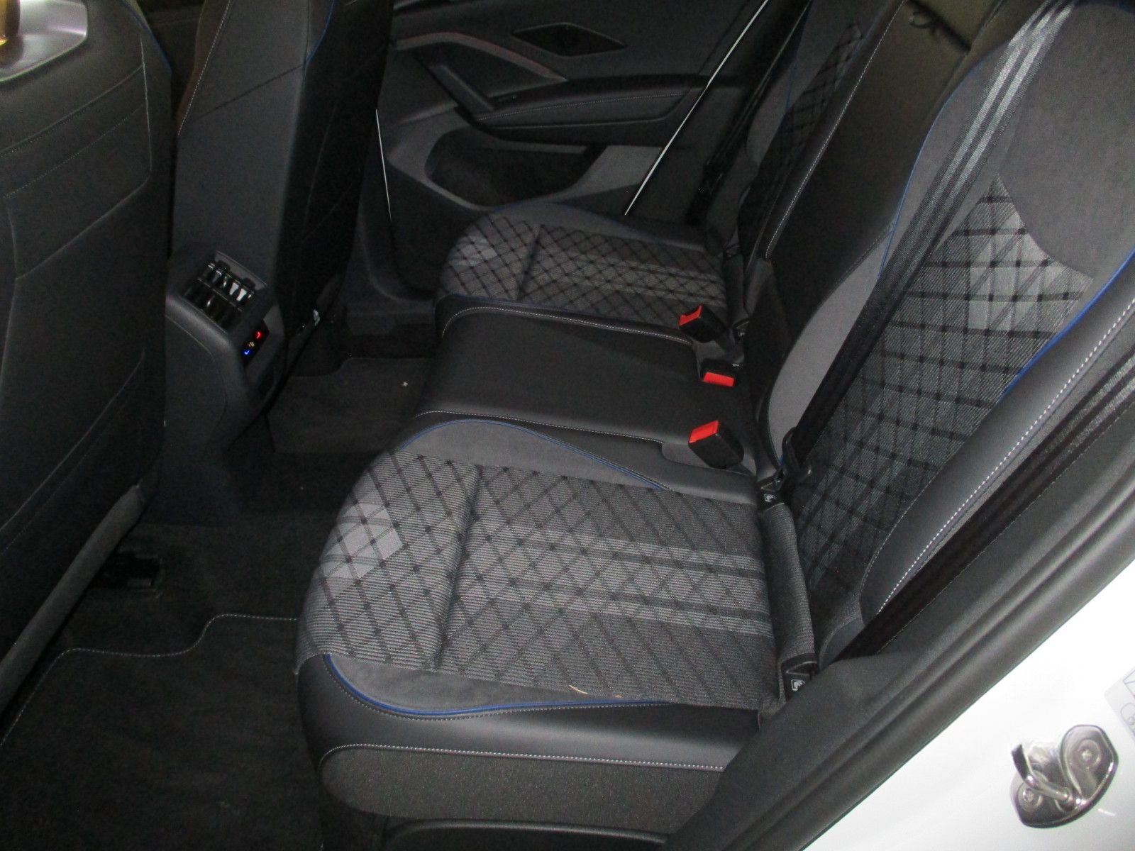 Volkswagen Tiguan R-Line  1,5 eTSI DSG / Kamera LED-Plus foto 8