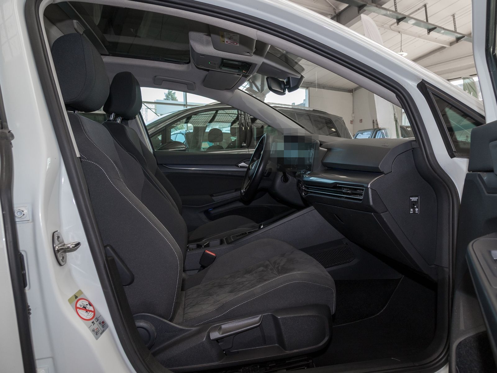 Volkswagen Golf 1.5 eTSI DSG FIRST EDITION NAVI-PRO PANO MA foto 4