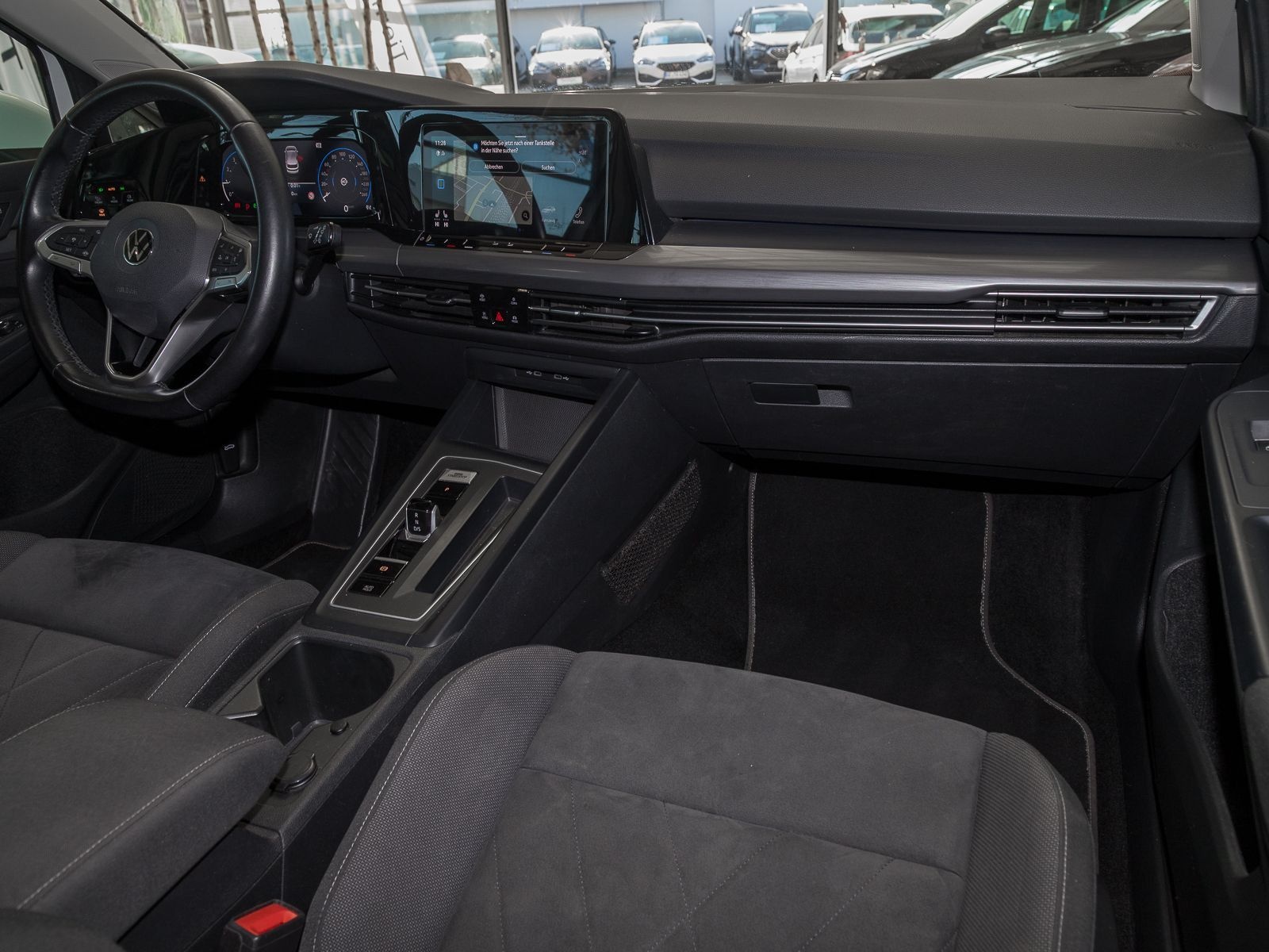 Volkswagen Golf 1.5 eTSI DSG FIRST EDITION NAVI-PRO PANO MA foto 5
