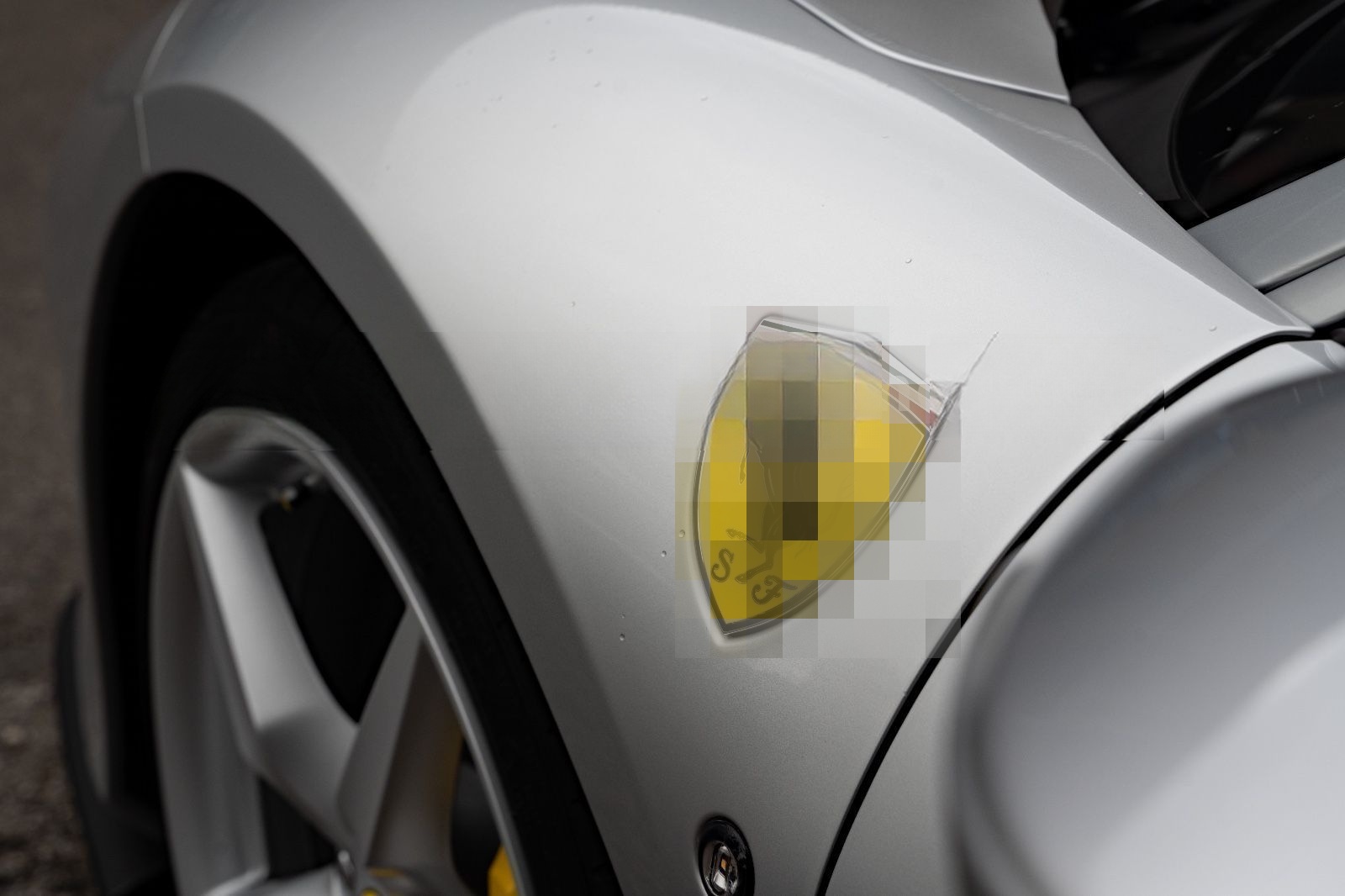 Ferrari F8 Tributo Lift P.-Display Carbon foto 11