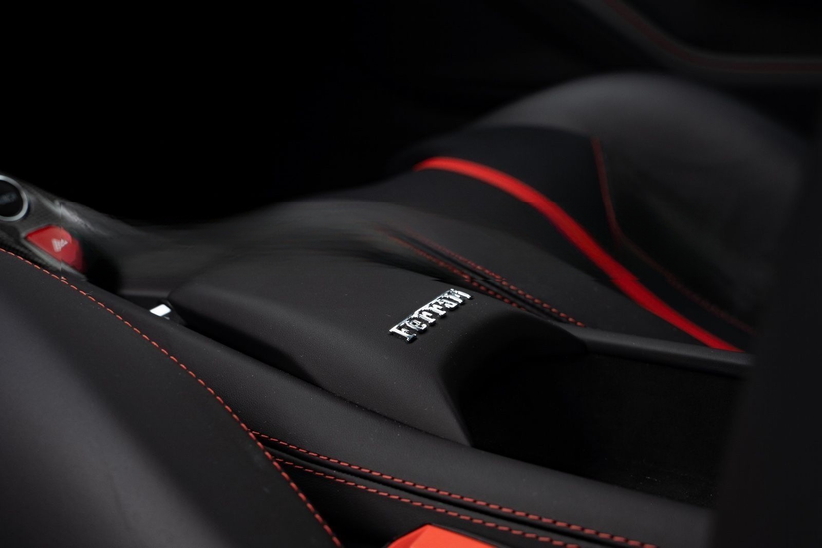 Ferrari F8 Tributo Lift P.-Display Carbon foto 14
