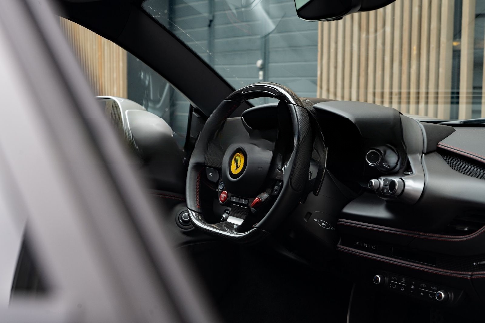 Ferrari F8 Tributo Lift P.-Display Carbon foto 16