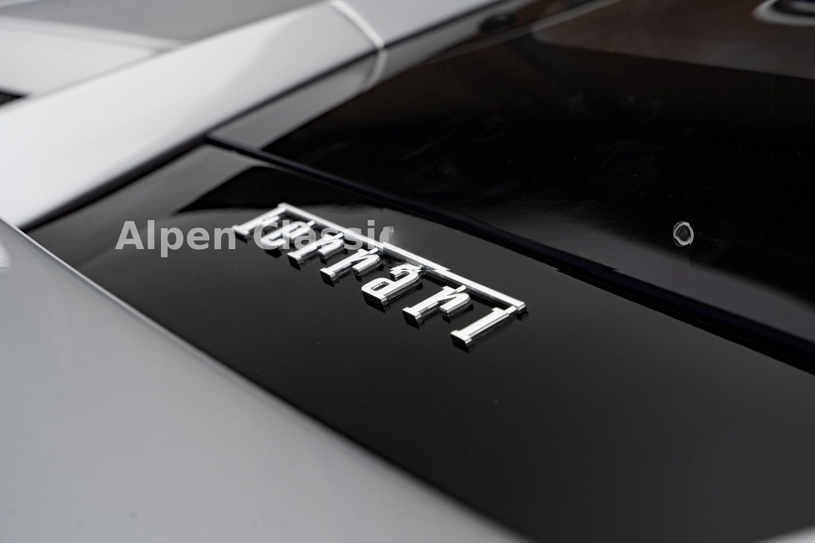 Ferrari F8 Tributo Lift P.-Display Carbon foto 17