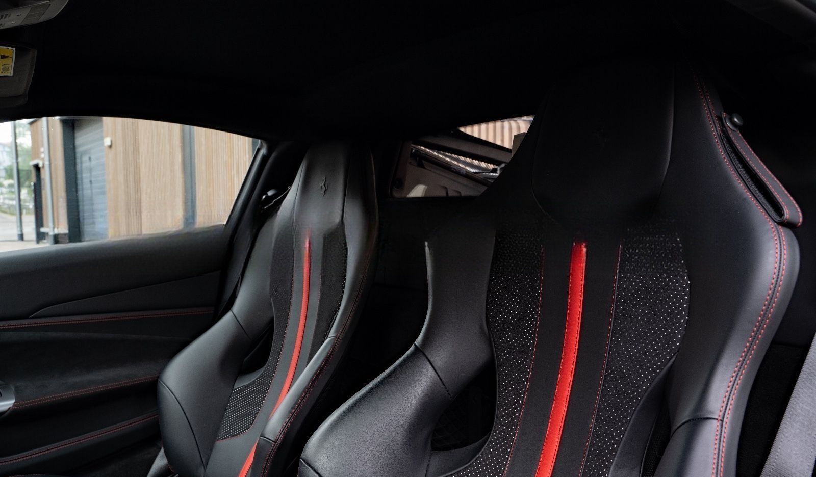 Ferrari F8 Tributo Lift P.-Display Carbon foto 3