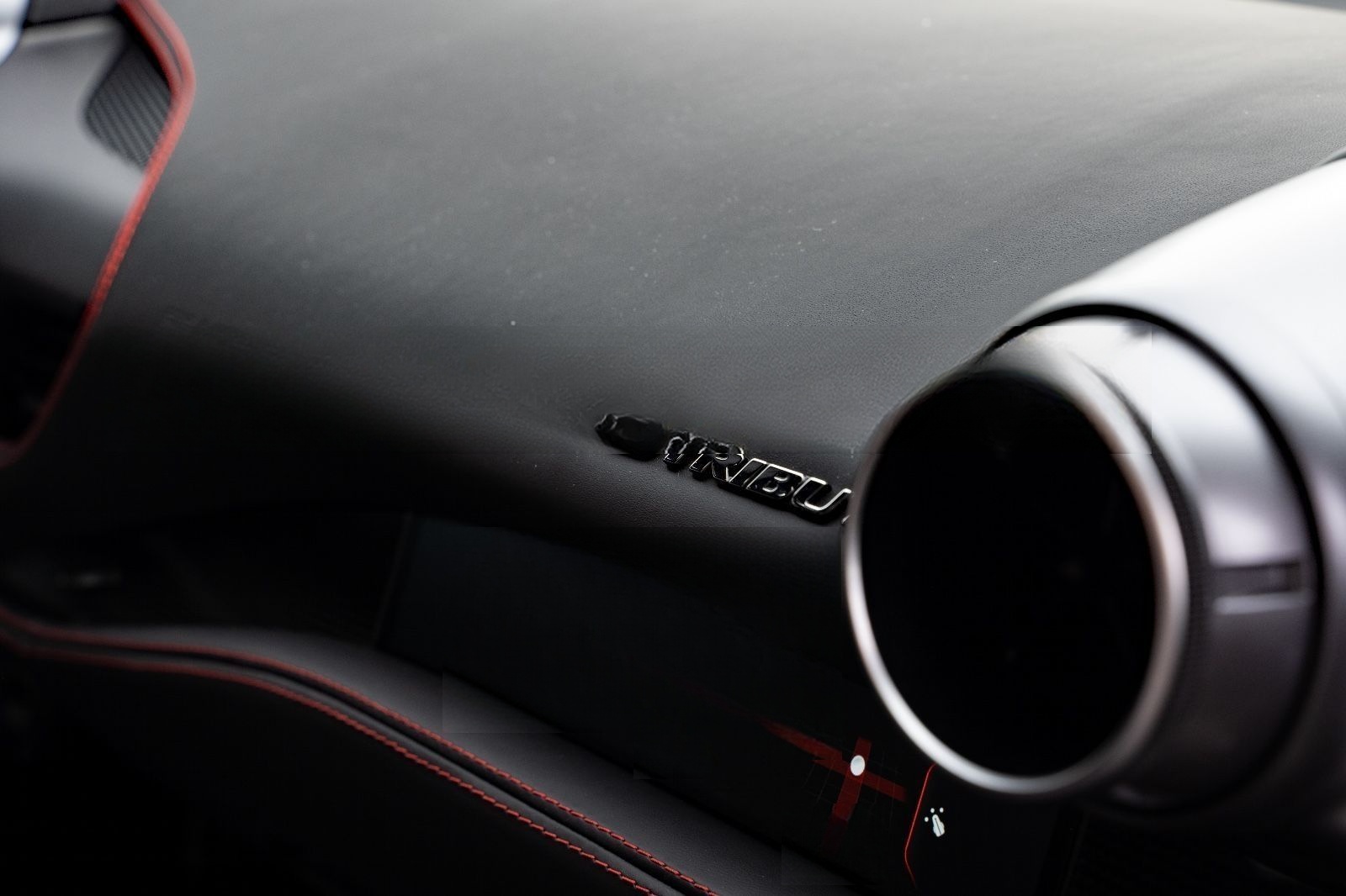 Ferrari F8 Tributo Lift P.-Display Carbon foto 10
