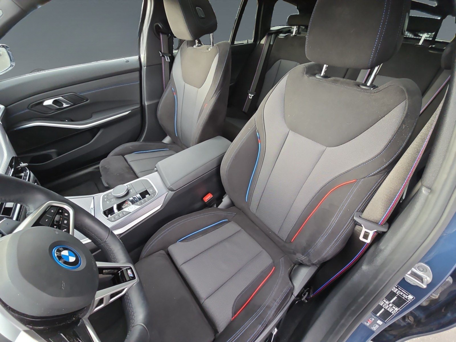 BMW 330e xDrive M Sportpaket Pro*AHK*Panorama*360 Ka foto 11