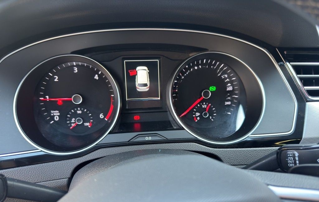 Volkswagen Passat Variant Business TDI DSG AHK Panoramadach foto 13